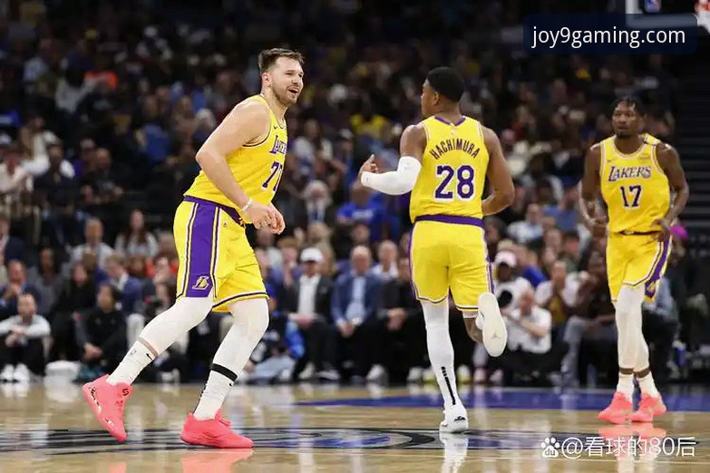 东契奇43分三巨头齐发威，湖人客场险胜步行者：一场流畅观赛体验的深度评测